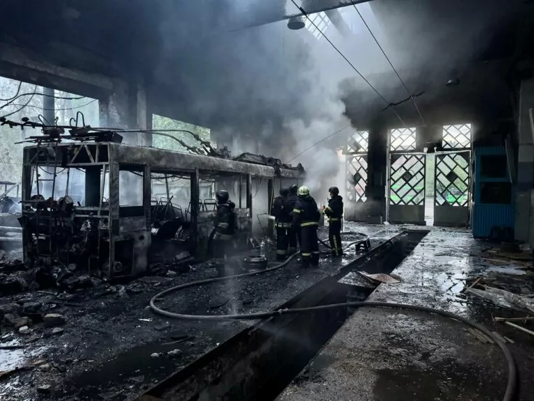 Росіяни завдали масованого удару БпЛА по депо у Харкові: є постраждалі, сталася пожежа