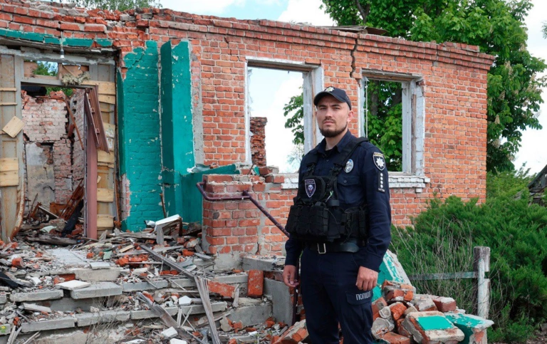 На Харківщині на службу повернувся поліцейський, який вижив після влучання дрона 