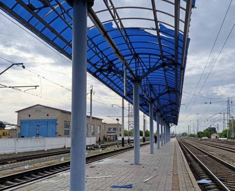 На Харківщині уламки безпілотника впали на залізничну колію