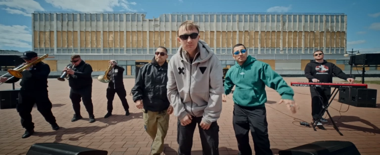 Гурти «Жадан і Собаки» та «Курган і Агрегат» випустили пісню про харківських підлітків