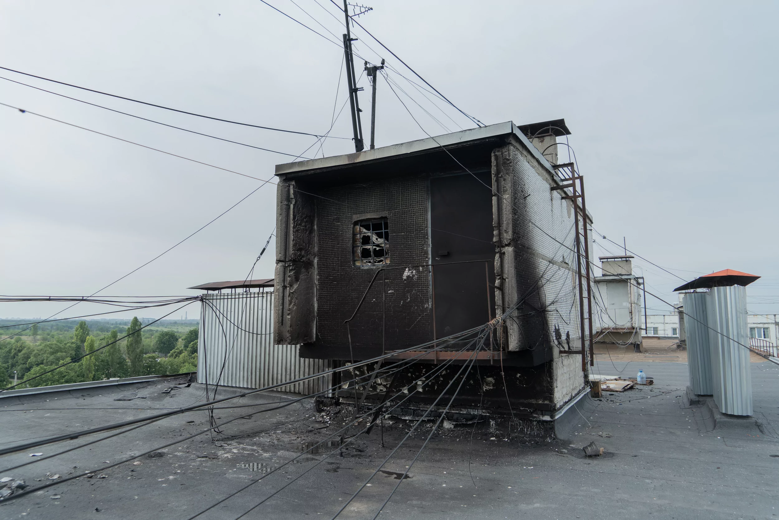 Damaged roof of high-rise apartment building in Saltivskyi district / Photo: Hnat Holyk