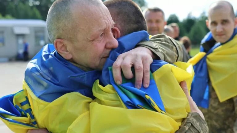Продовження «великого обміну»: Україна звільнила з полону ще групу захисників