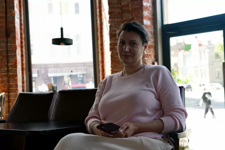 «Не знаю, чи буде завтра»: Наталка Маринчак про поезію під час війни, волонтерство та вміння жити тут та зараз 