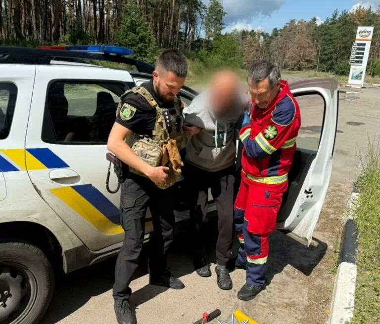 З Вовчанської громади поліцейські евакуювали чоловіка: він поранений ударом російського безпілотника