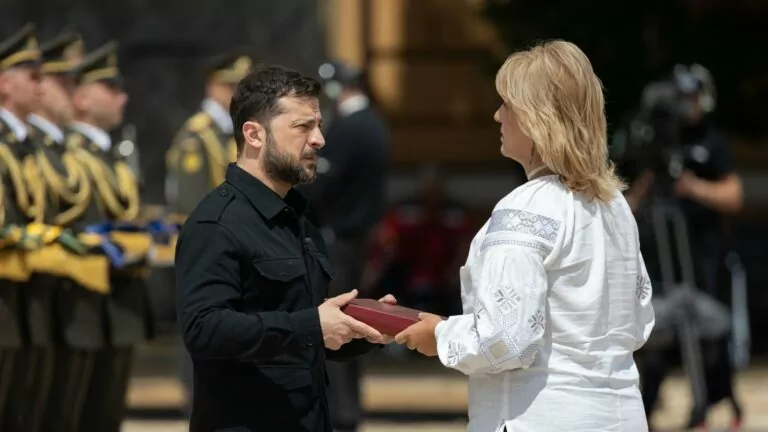 Мати парамедикині Ірини Цибух отримала нагороду Героя України, присвоєну її доньці