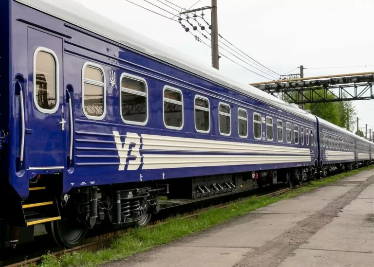 Укрзалізниця отримала нові вагони: вони повезуть на відпочинок до Карпат харківських дітей