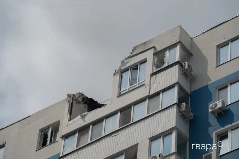 У Слобідському районі обстрілом пошкоджені 12 будинків — фото