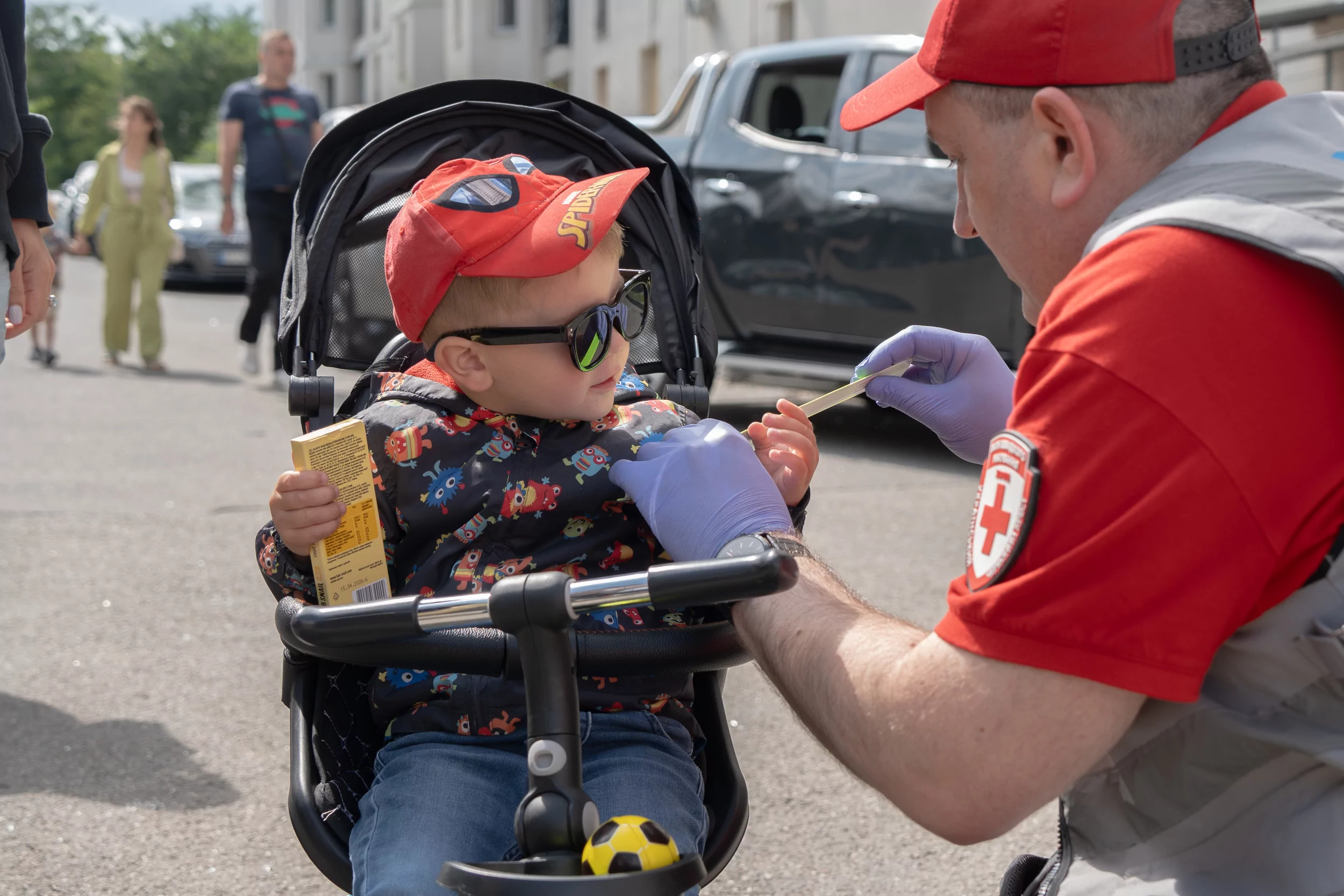Rescue with a child after Russian attack on Shevchenkivskyi district on June 20