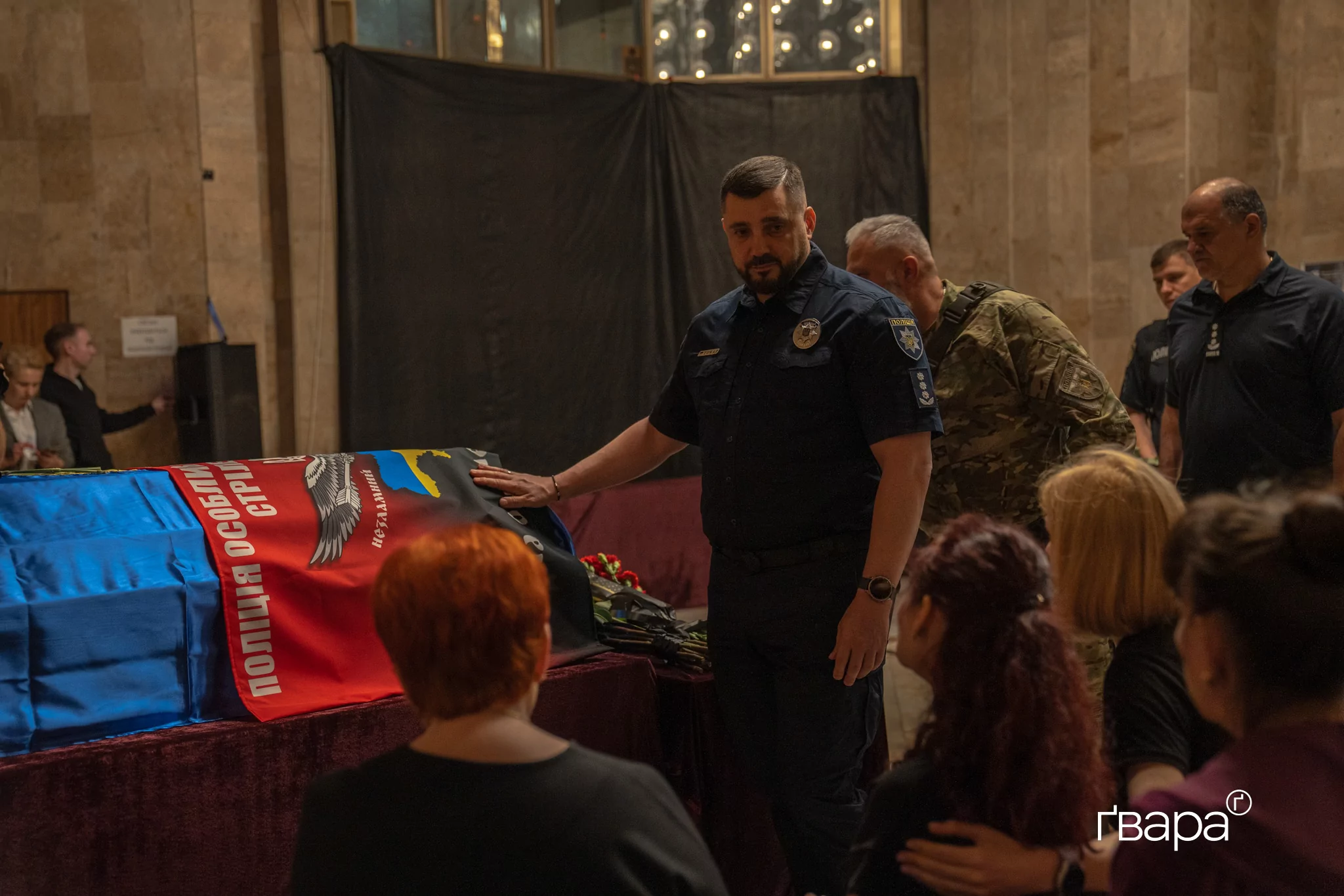 зображення до посту: У Харкові попрощалися з поліціянтом, загиблим під час виконання бойового завдання на Донеччині — фото
