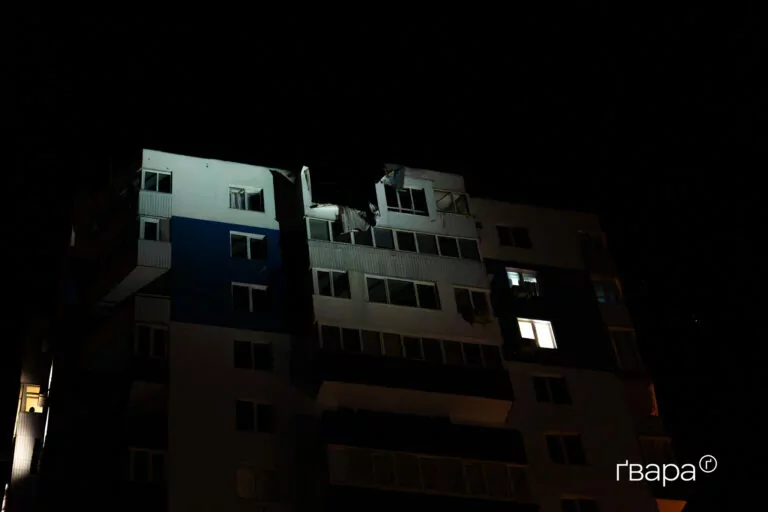 Російські БпЛА влучили у багатоповерхівки Слобідського району Харкова, постраждали 18 людей — фото