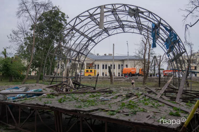 У лікарні помер поранений внаслідок влучання авіабомби по Харківській Дитячій залізниці