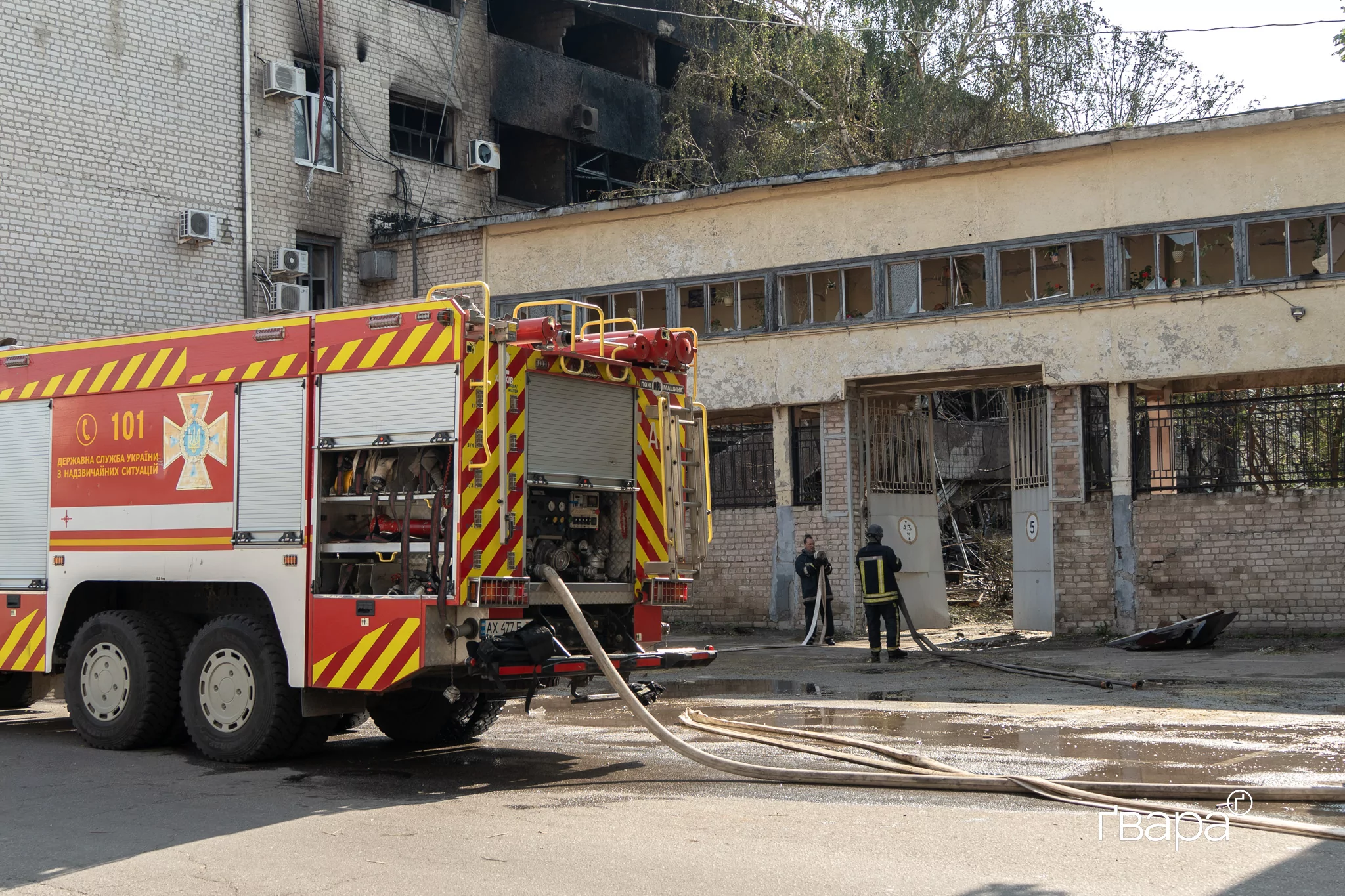 зображення до посту: Російські БпЛА влучили у житлові будинки у Харкові, четверо загиблих – фото