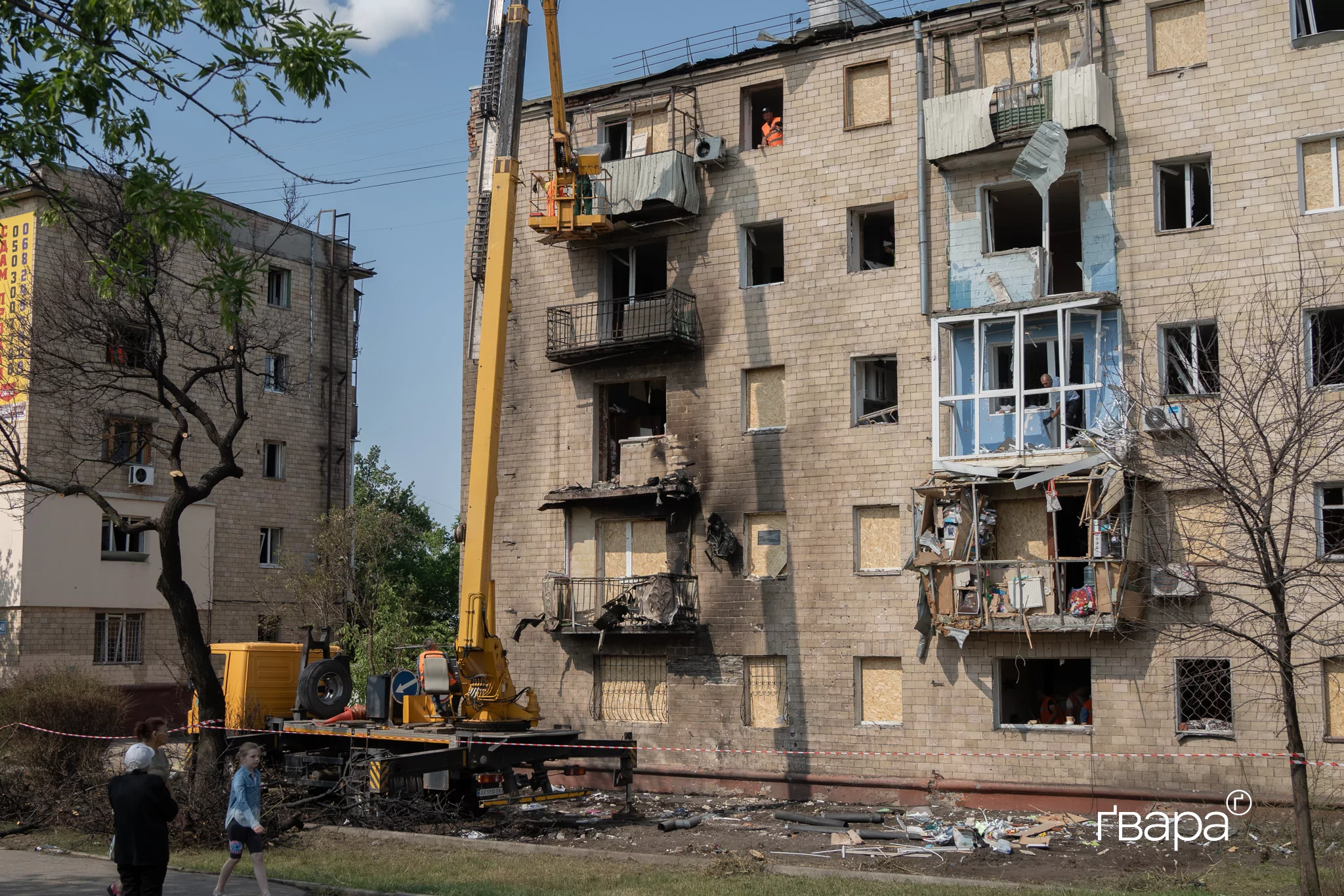 зображення до посту: Російські БпЛА влучили у житлові будинки у Харкові, четверо загиблих – фото