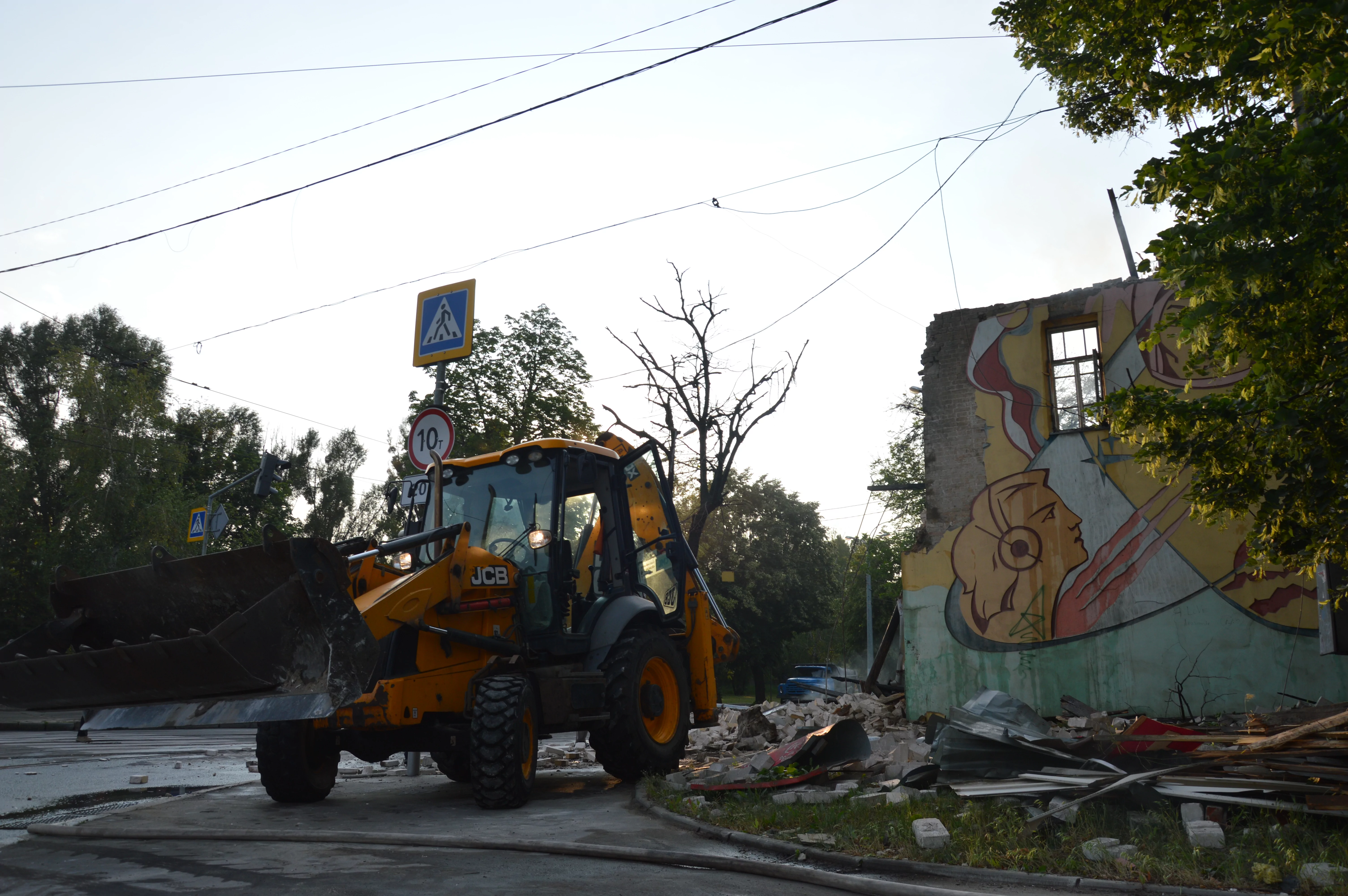 Destroyed store building in Slobidskyi district / Photo: Yulia Gush