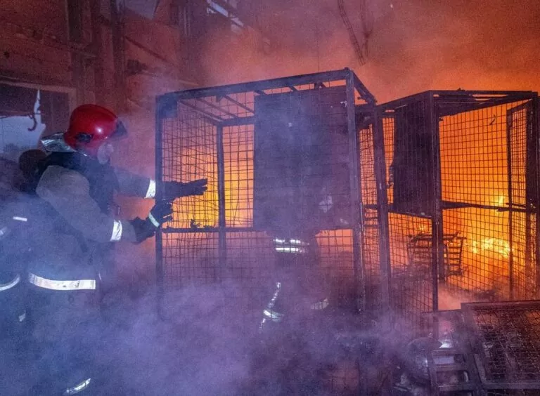 Росіяни вдарили дев’ятьма безпілотниками та ракетою по терміналу пошти у передмісті Харкова