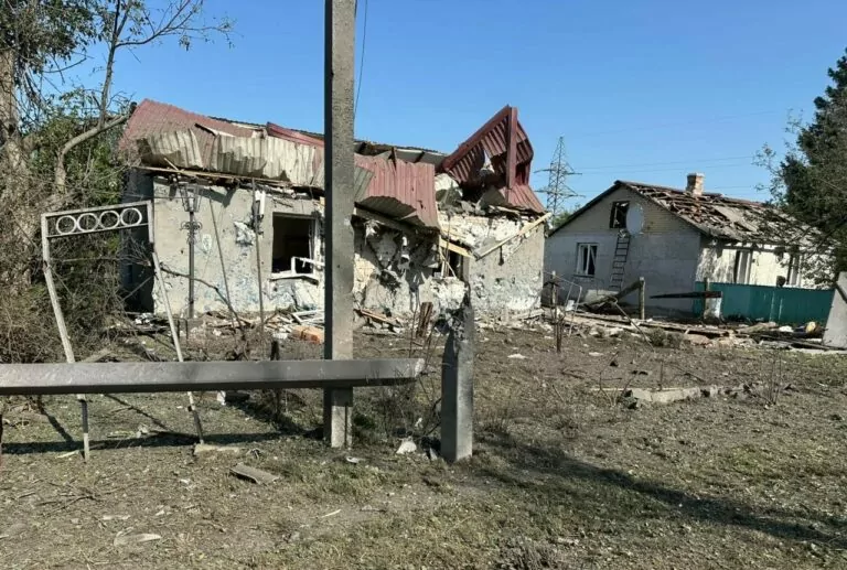 Росіяни з авіації вдарили по Дергачівській громаді: є загиблий