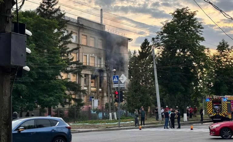 У Харкові горіла будівля одного з районних ТЦК
