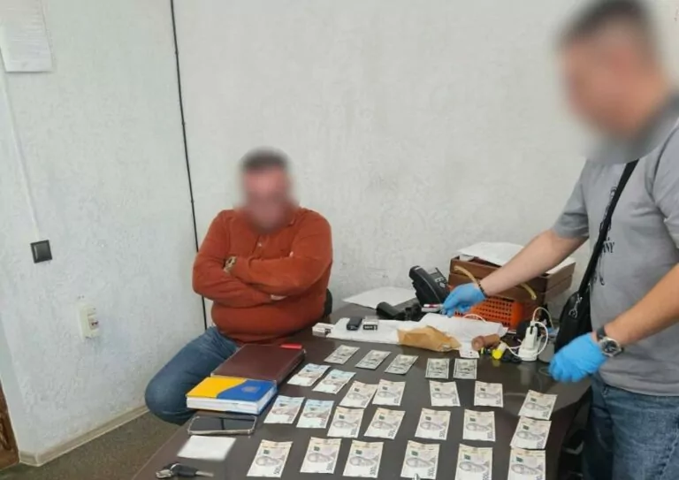На Харківщини затримали працівника ТЦК за хабар у 500 доларів