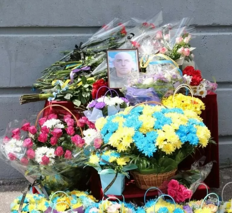 У Новобаварському районі відкрили меморіальну дошку загиблому українському військовому