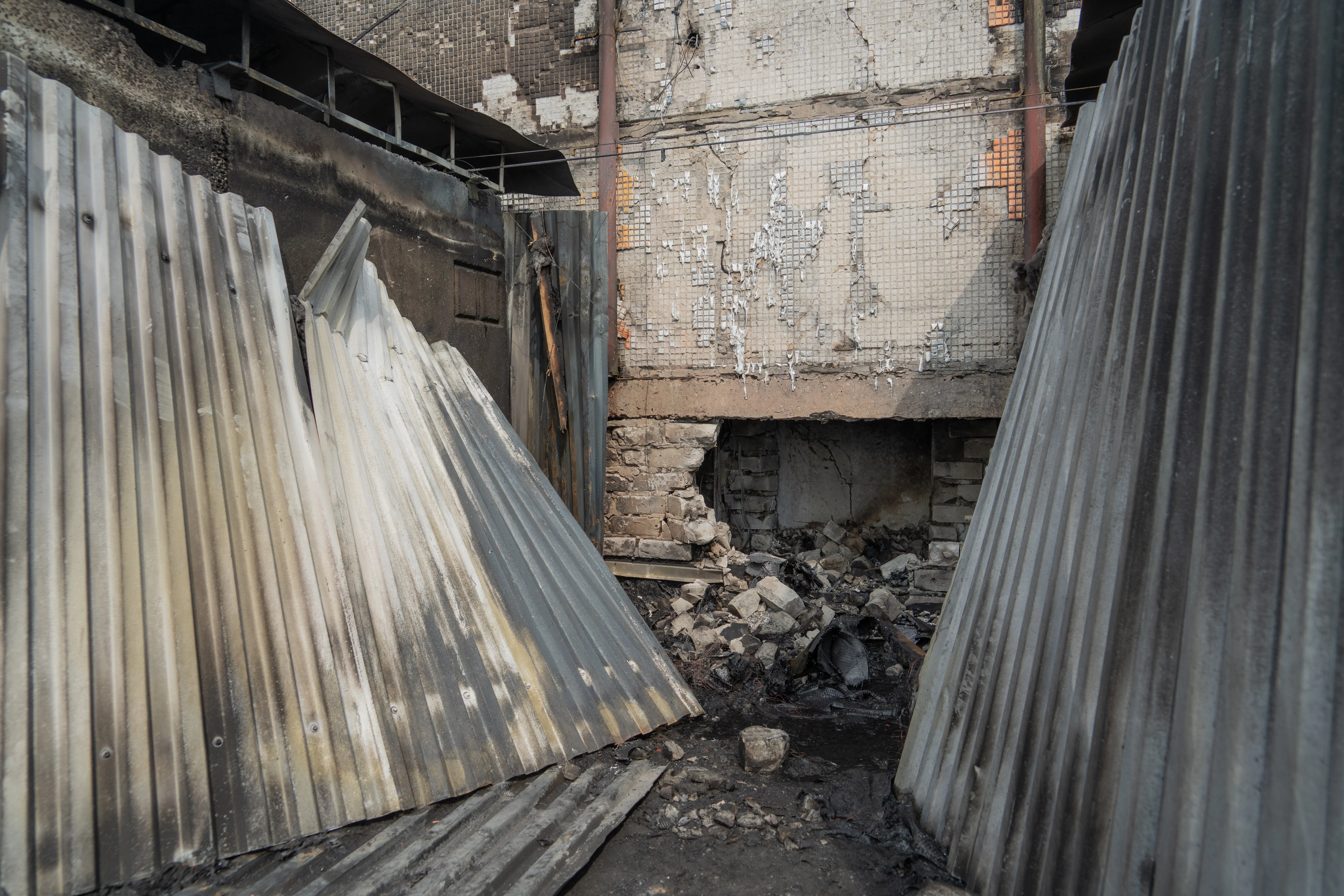 Damaged roof of high-rise apartment building in Saltivskyi district / Photo: Hnat Holyk