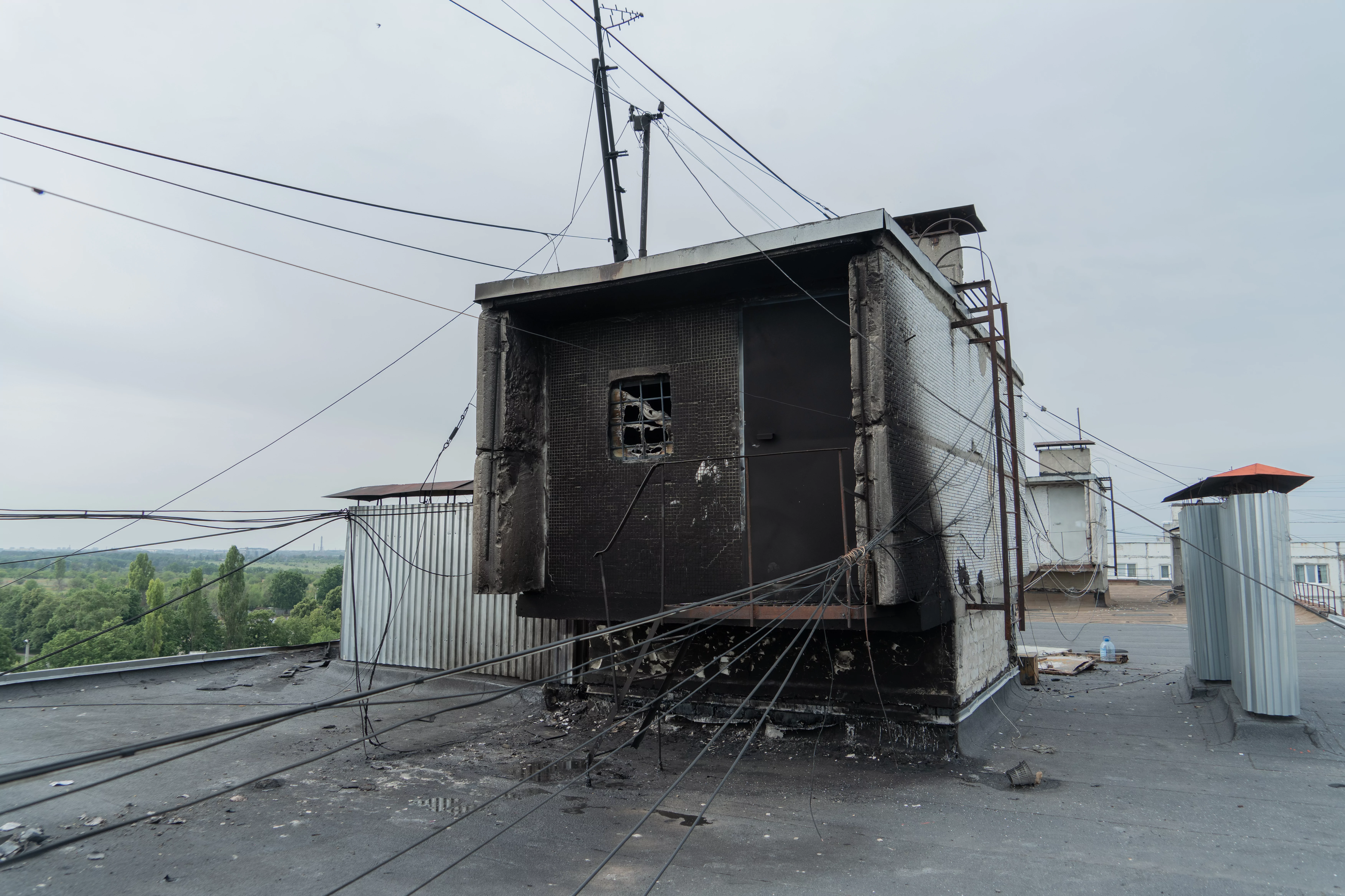 Damaged roof of high-rise apartment building in Saltivskyi district / Photo: Hnat Holyk