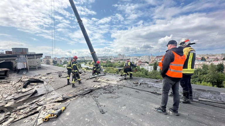 У Харкові відновлюють багатоповерхівку, пошкоджену обстрілом 7 червня 