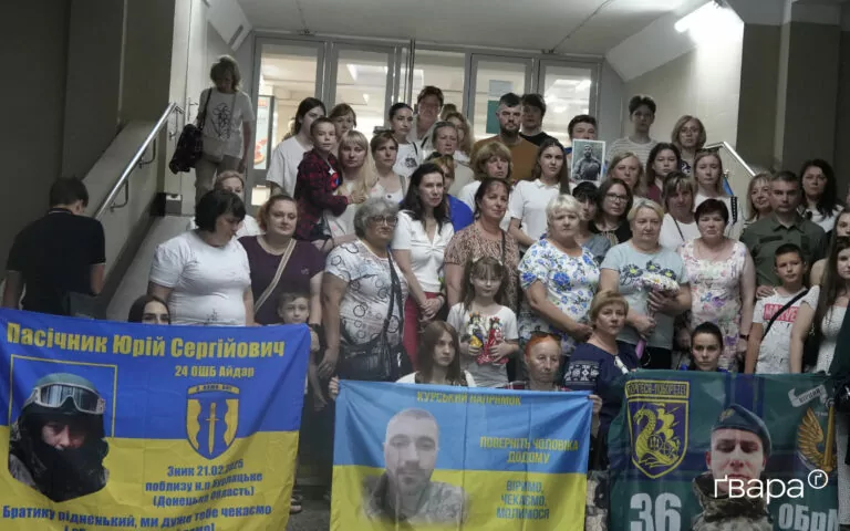 У Харкові відкрилась фотовиставка, присвячена безвісти зниклим військовим — фото