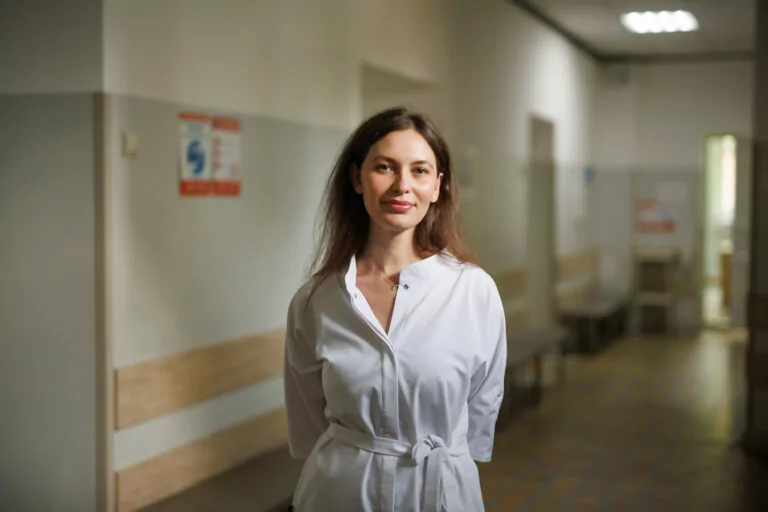 «Зір — це світло. А світло завжди перемагає темряву»: офтальмологиня з Харкова про людяність, війну і силу команди