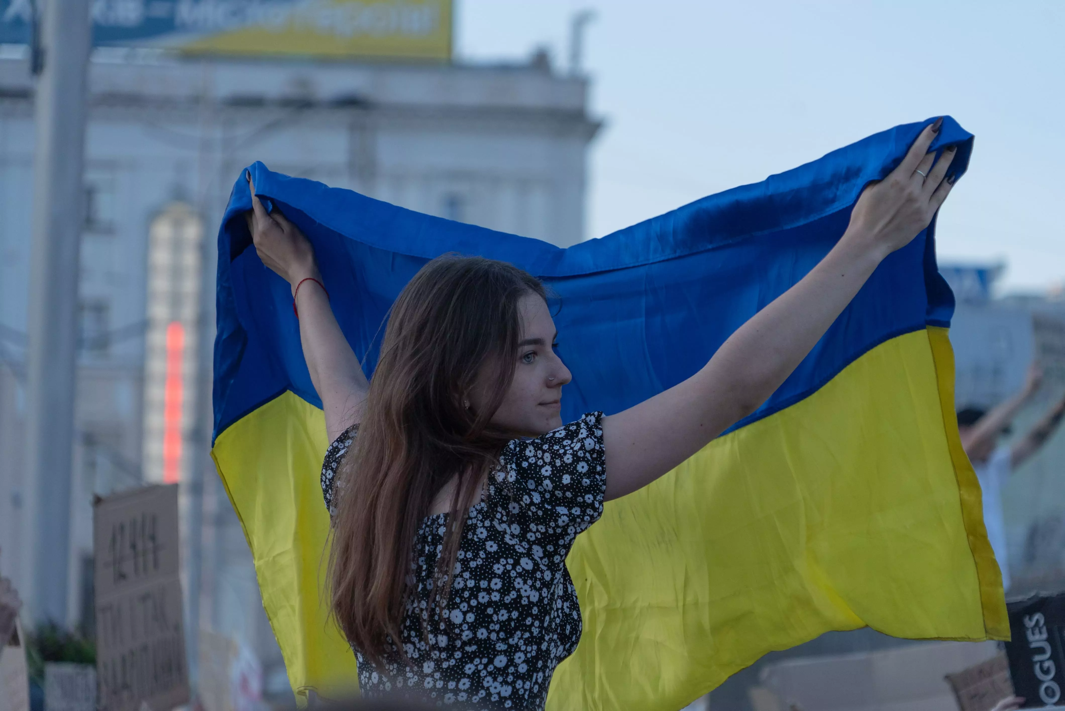 People came to the protest holding the Ukrainian flag / Photo: Liubov Yemets