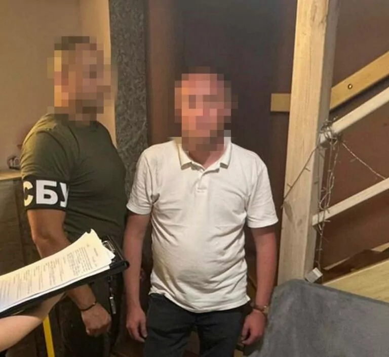 Ймовірно вимагав гроші за видачу свідоцтва про смерть: на Харківщині затримали керівника ЦНАПу