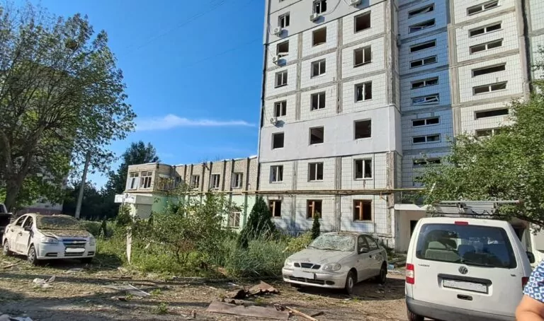 У Чугуєві внаслідок обстрілу пошкоджені понад 300 квартир