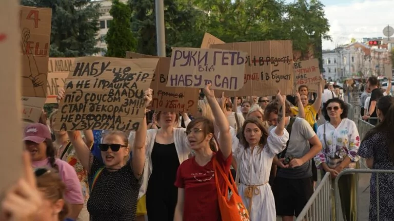 Протест у Харкові проти законопроєкту #12414, що ліквідує незалежність НАБУ та САП — ВІДЕО