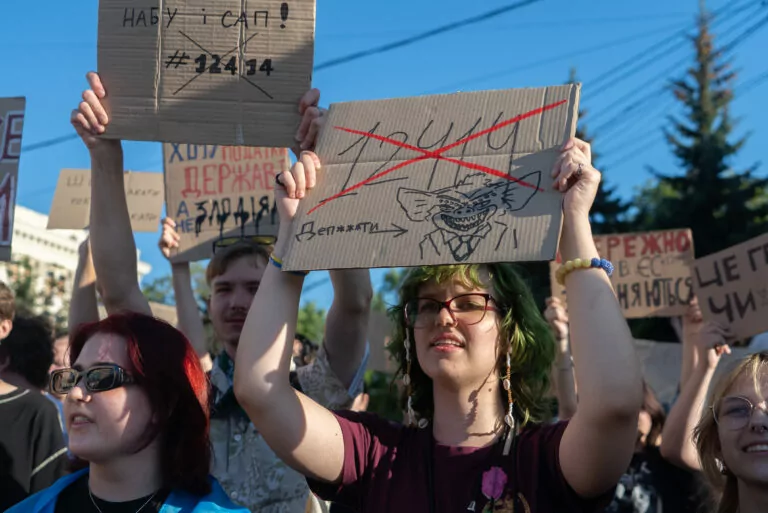 Zelenskyy signed law that guts anti-corruption agencies’ independence. 19 miles away from the Russian border, Kharkiv protests against it 