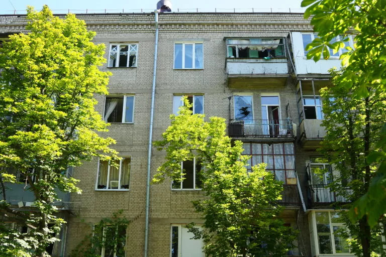 «Рік тому ця вулиця була перейменована на честь мого загиблого на війні сина, а зараз сюди прилетіло»: наслідки обстрілу Харкова