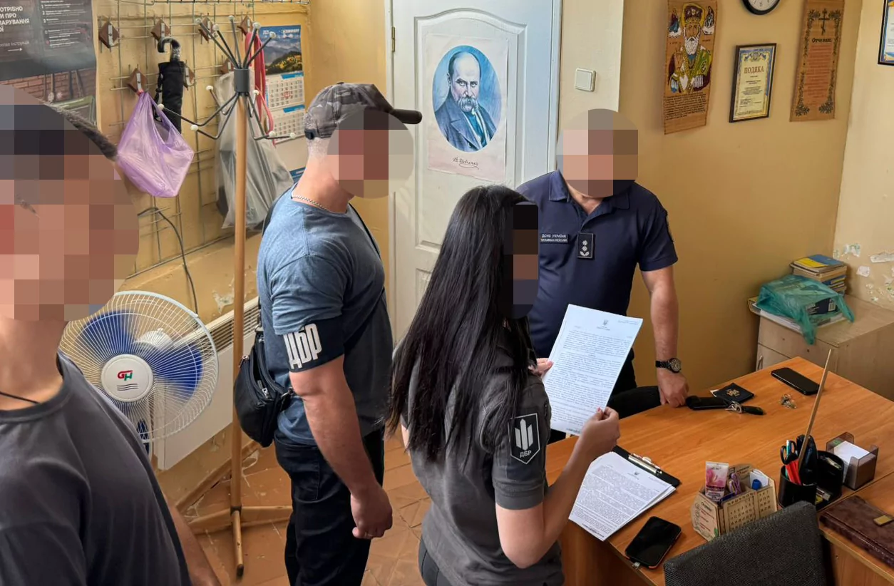 Працівника ДСНС підозрюють в організації схеми ухилення чоловіків від мобілізації\Фото: dbr.gov.ua