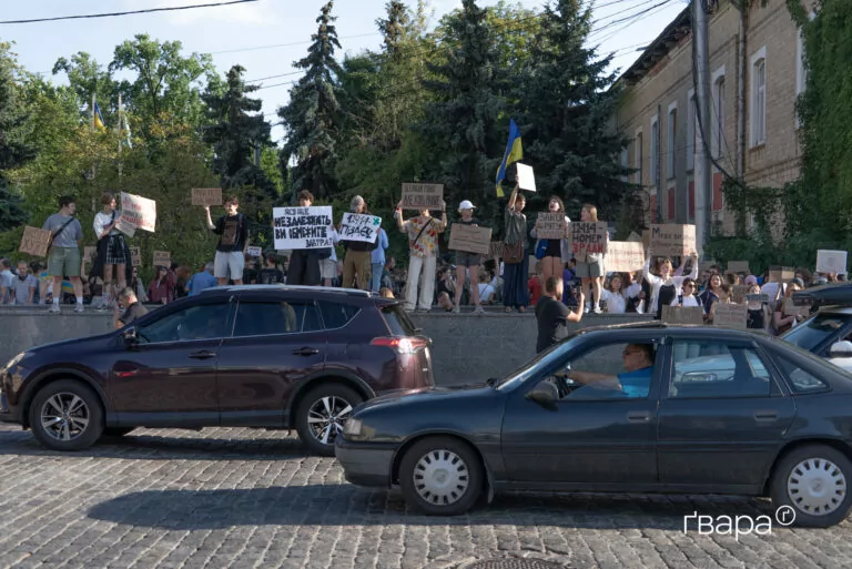 «Ми будемо виходити, доки цей закон не скасують»: У Харкові пройшла акція проти закону щодо НАБУ і САП — фото