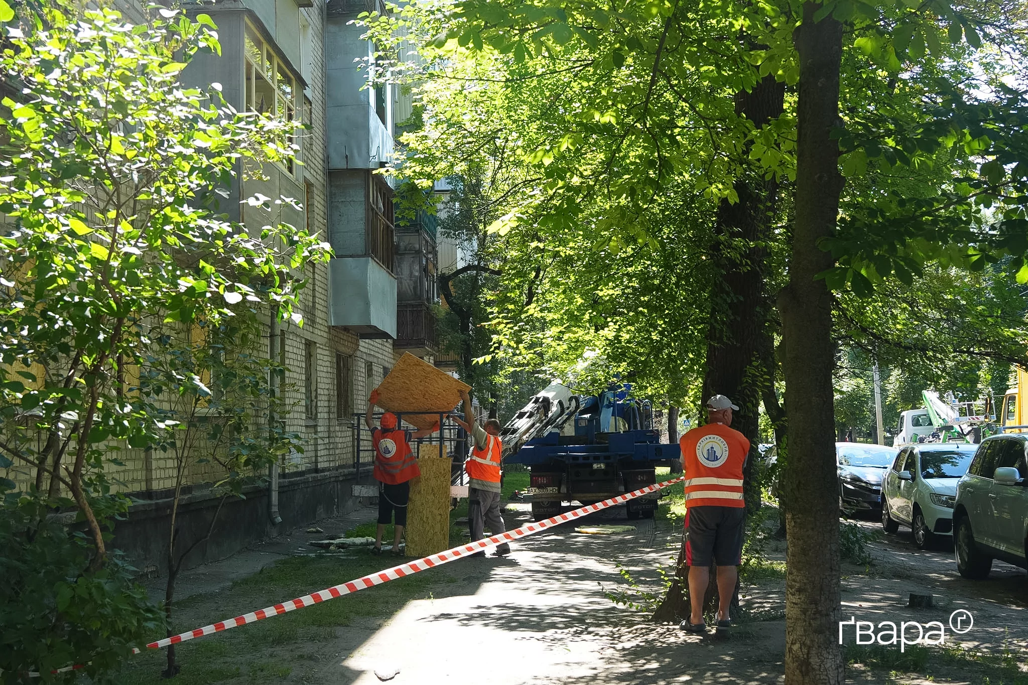 зображення до посту: «Рік тому ця вулиця була перейменована на честь мого загиблого на війні сина, а зараз сюди прилетіло»: наслідки обстрілу Харкова