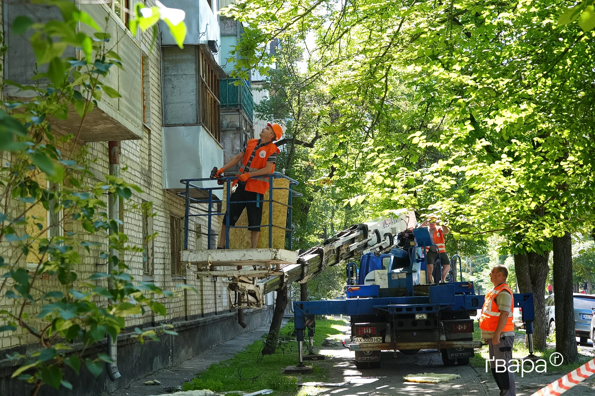зображення до посту: «Рік тому ця вулиця була перейменована на честь мого загиблого на війні сина, а зараз сюди прилетіло»: наслідки обстрілу Харкова