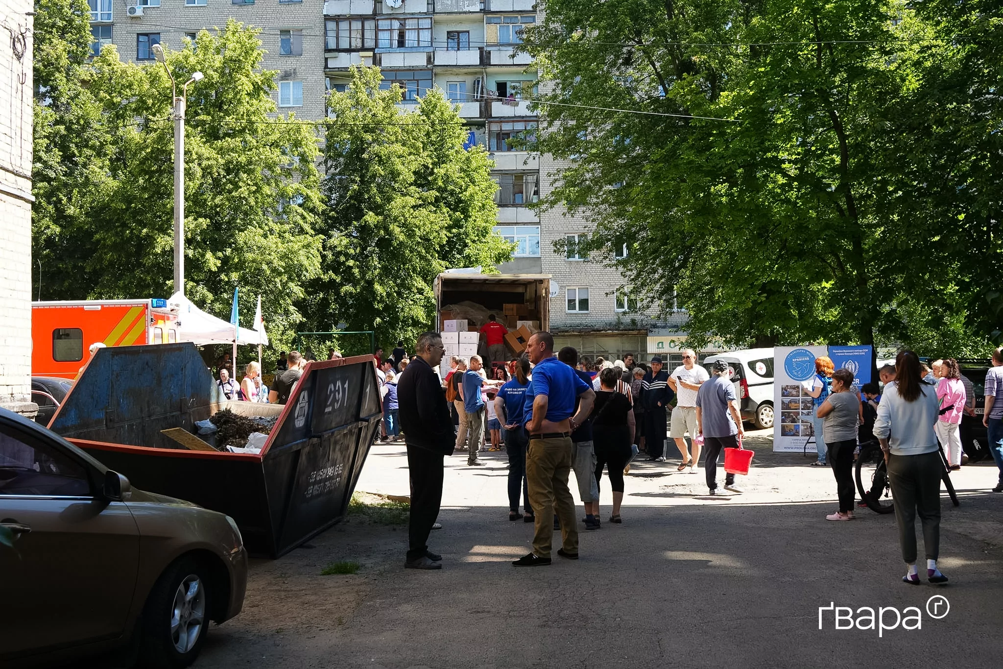 зображення до посту: «Рік тому ця вулиця була перейменована на честь мого загиблого на війні сина, а зараз сюди прилетіло»: наслідки обстрілу Харкова
