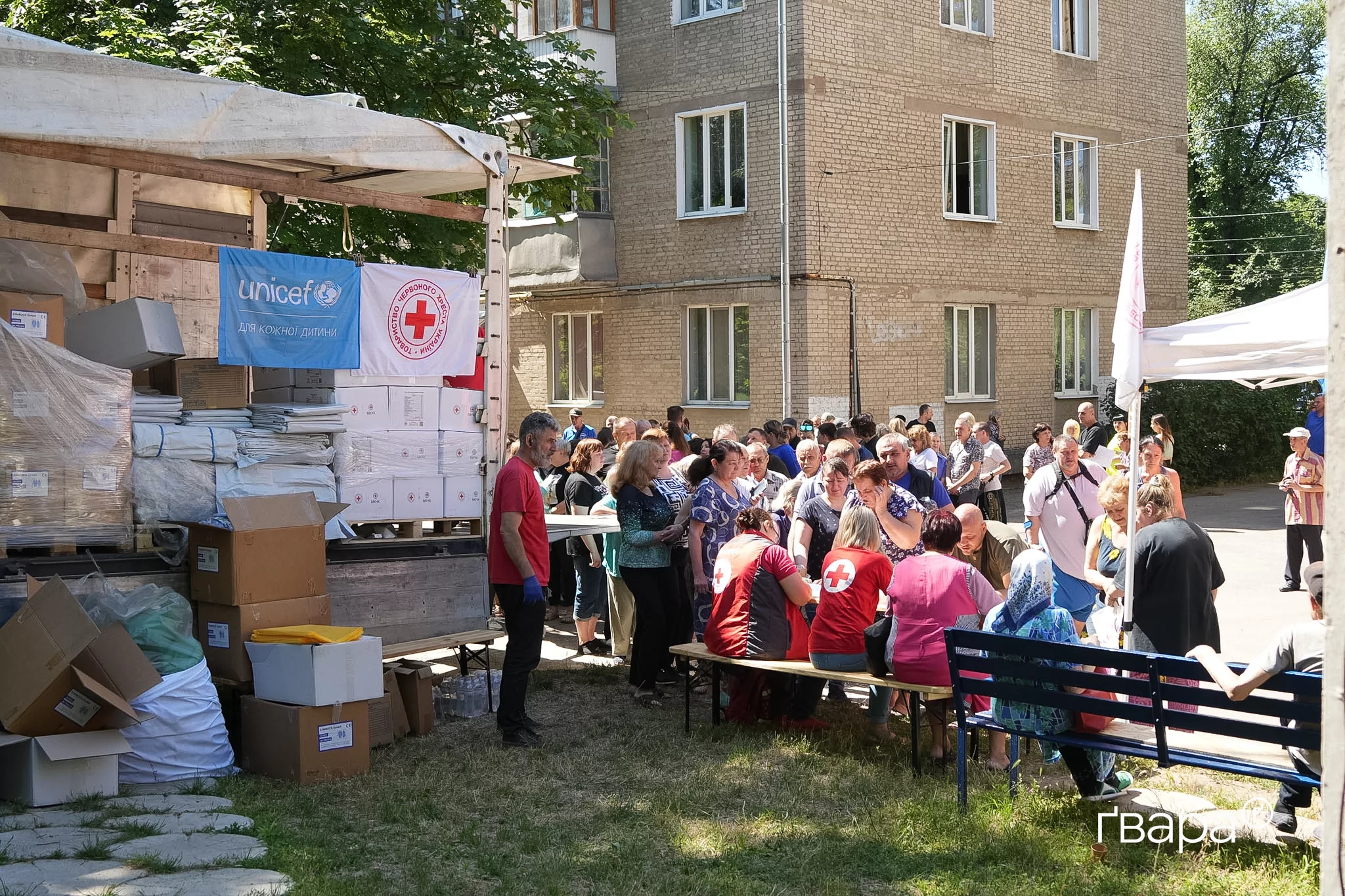 зображення до посту: «Рік тому ця вулиця була перейменована на честь мого загиблого на війні сина, а зараз сюди прилетіло»: наслідки обстрілу Харкова