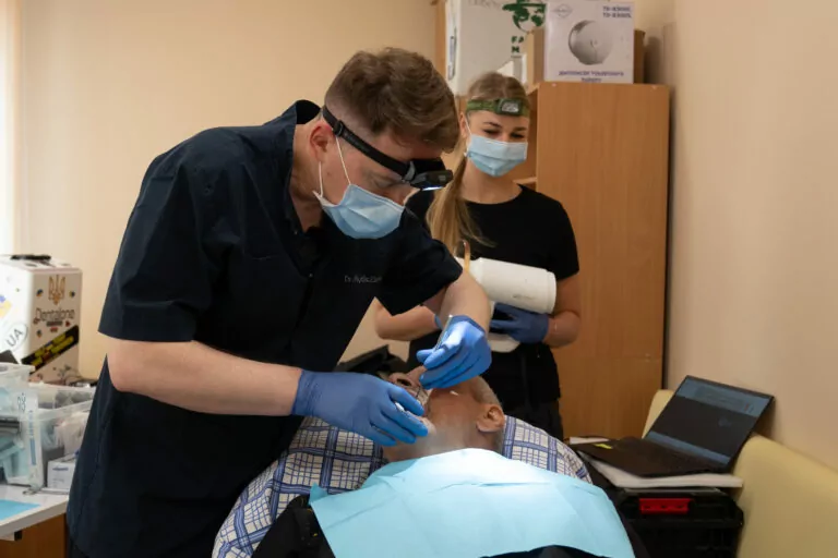 «Бути з вами у цій війні». Литовські лікарі допомагають мешканцям деокупованої Харківщини
