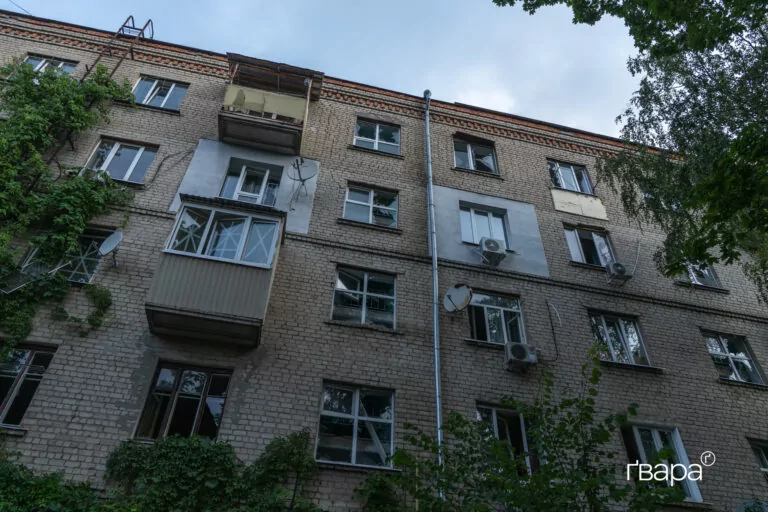 Росіяни вдарили поблизу гуртожитку для переселенців: наслідки ранкового обстрілу Харкова — фото