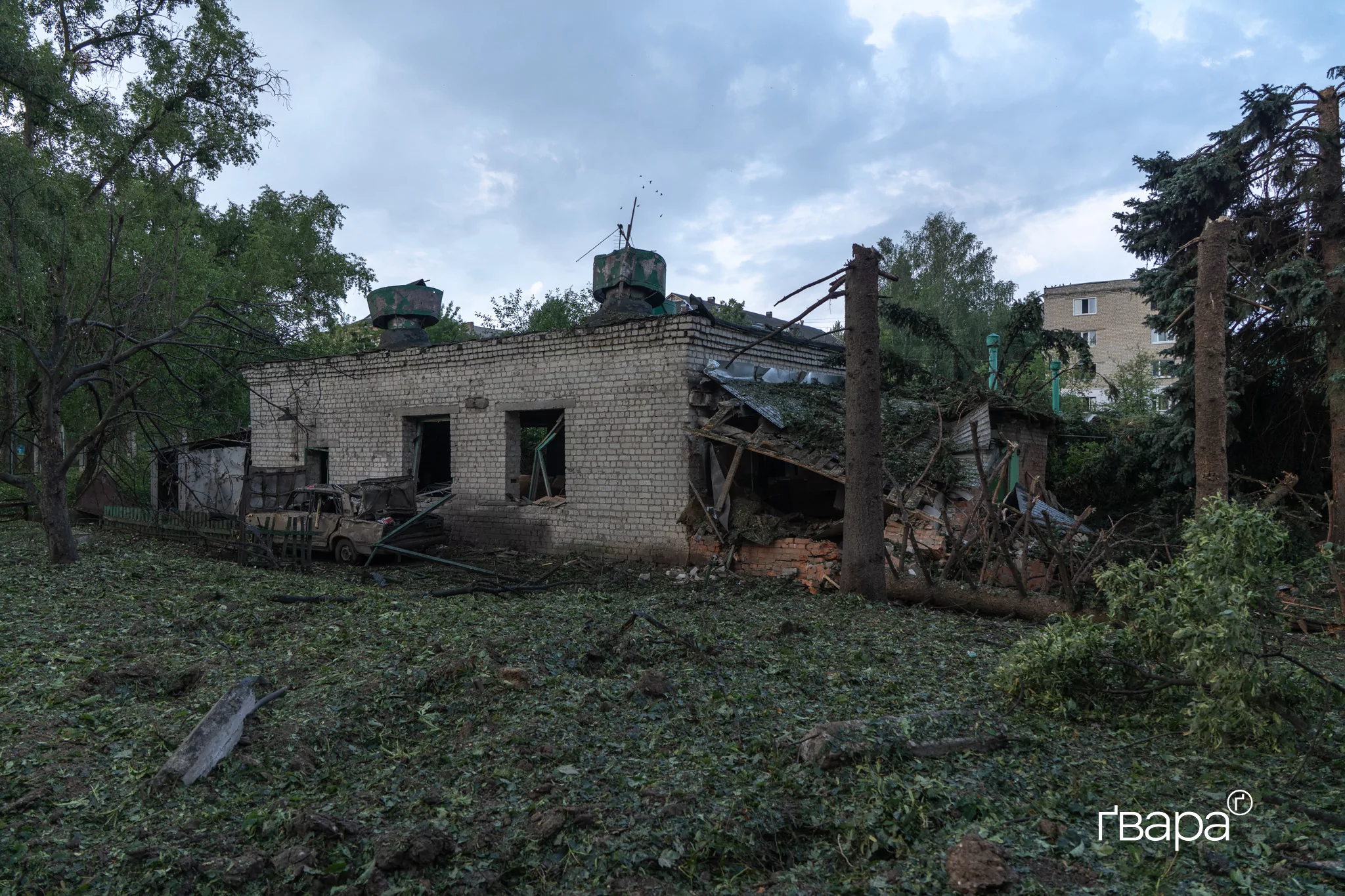 зображення до посту: Росіяни вдарили поблизу гуртожитку для переселенців: наслідки ранкового обстрілу Харкова — фото