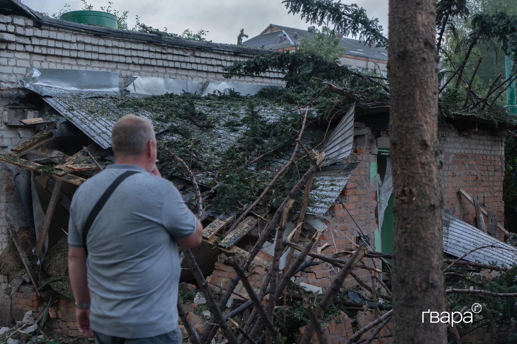 зображення до посту: Росіяни вдарили поблизу гуртожитку для переселенців: наслідки ранкового обстрілу Харкова — фото