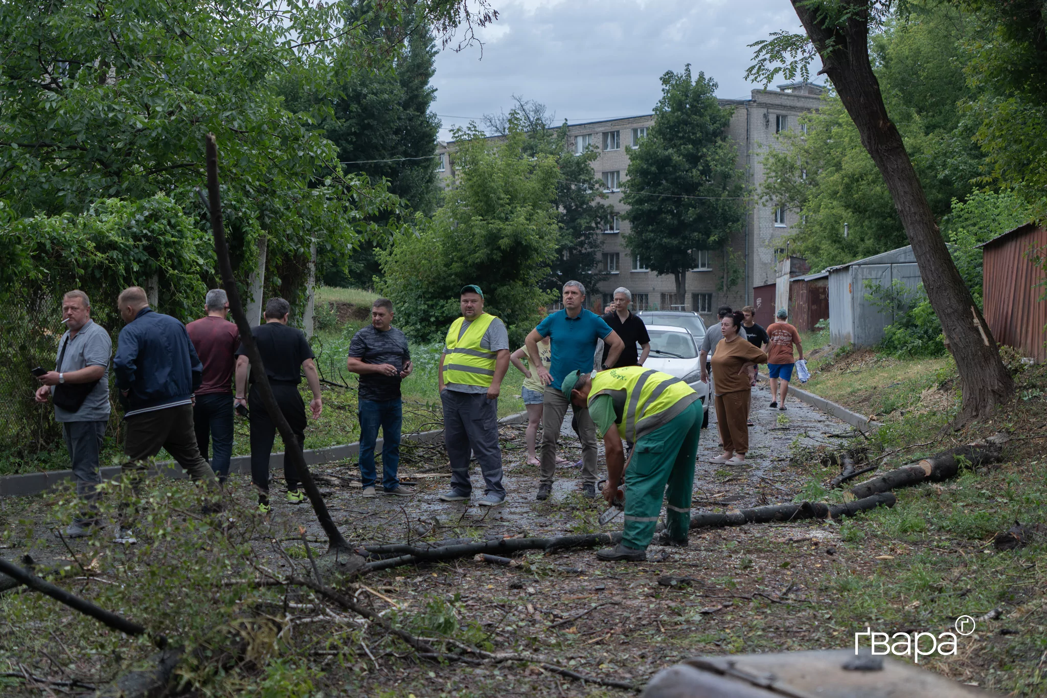 зображення до посту: Росіяни вдарили поблизу гуртожитку для переселенців: наслідки ранкового обстрілу Харкова — фото