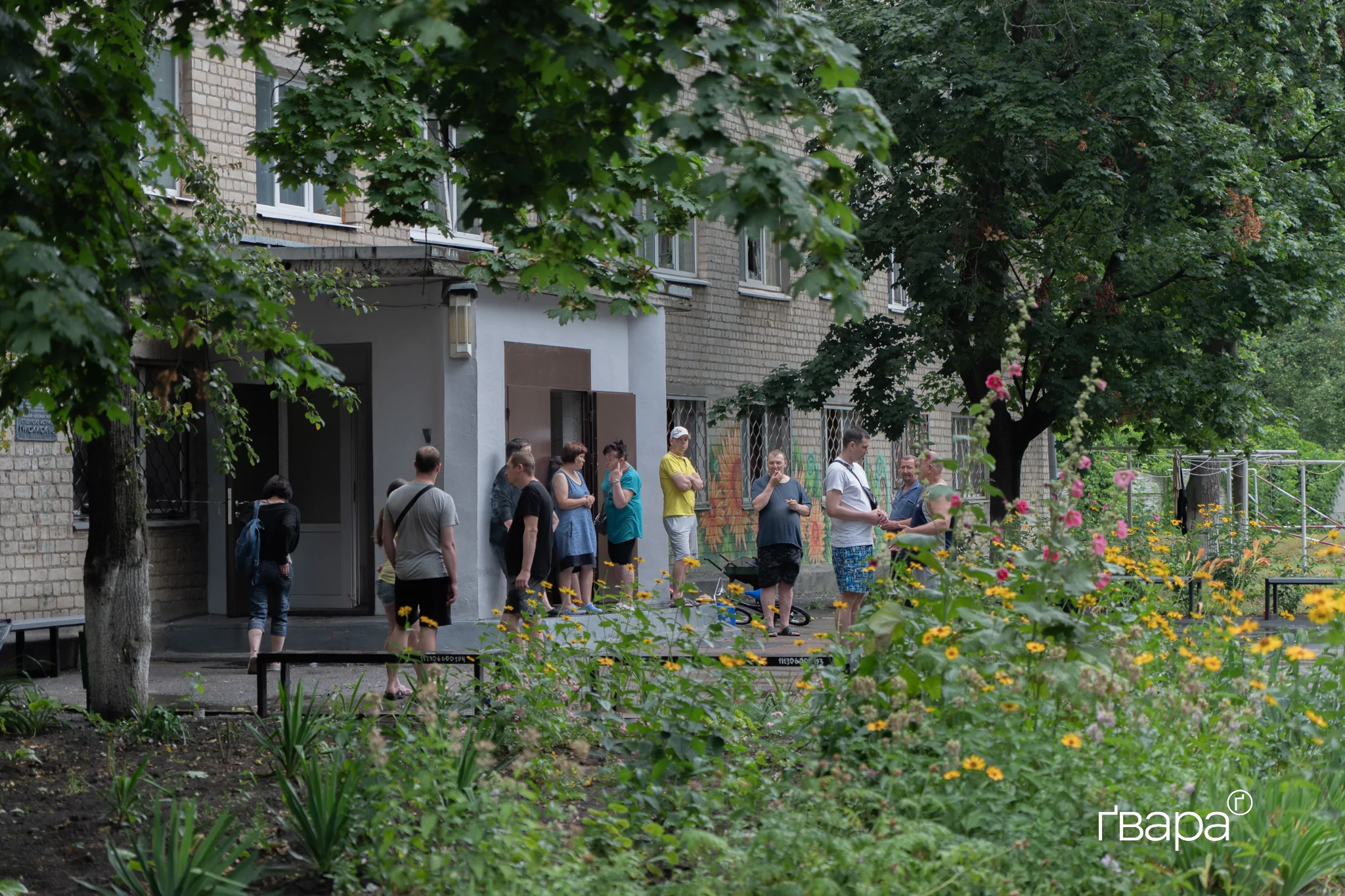зображення до посту: Росіяни вдарили поблизу гуртожитку для переселенців: наслідки ранкового обстрілу Харкова — фото