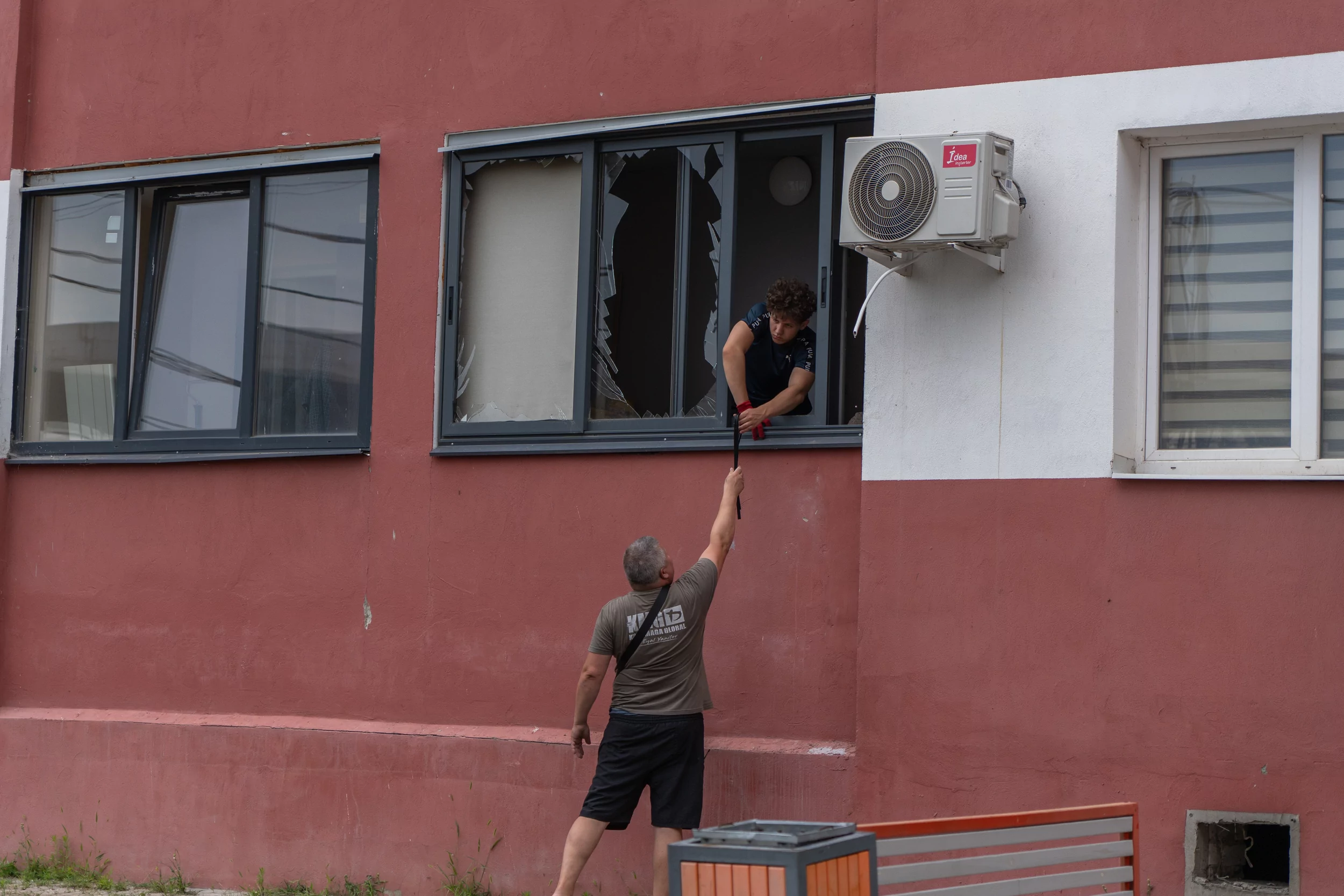 зображення до посту: Russia attacks Kharkiv with 26 kamikaze drones, damages residential buildings (Photo)