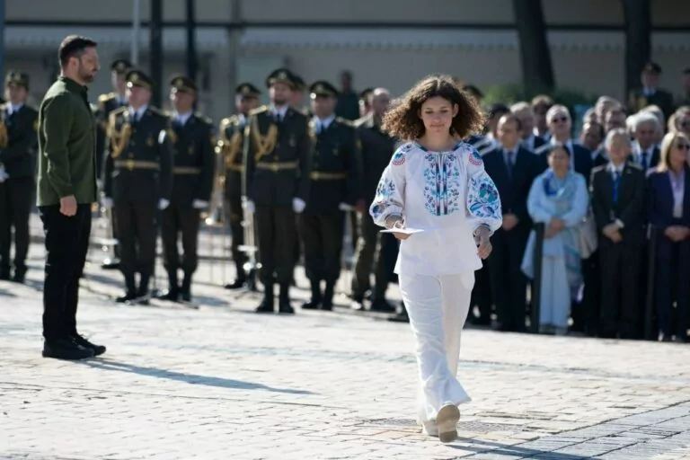 Зеленський вручив паспорт юній спортсменці з Харківщини