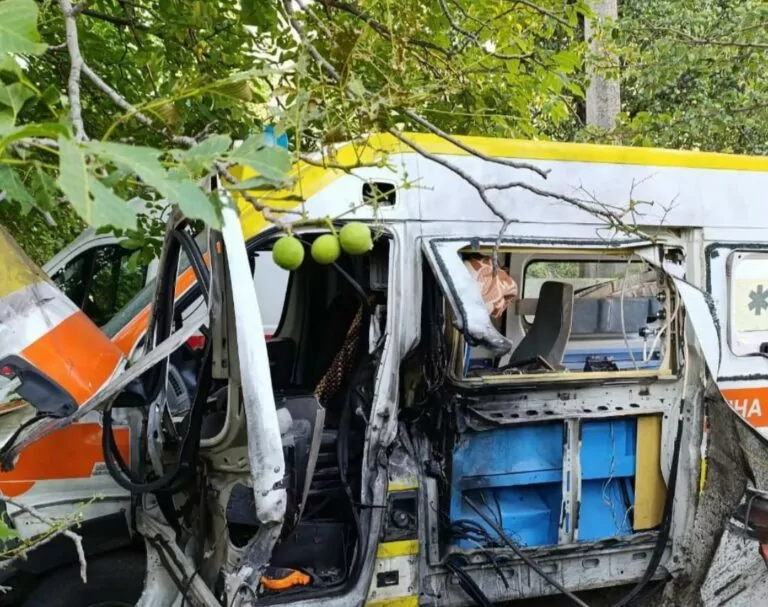 У Куп’янську росіяни вчергове вдарили безпілотником по автомобілю медиків