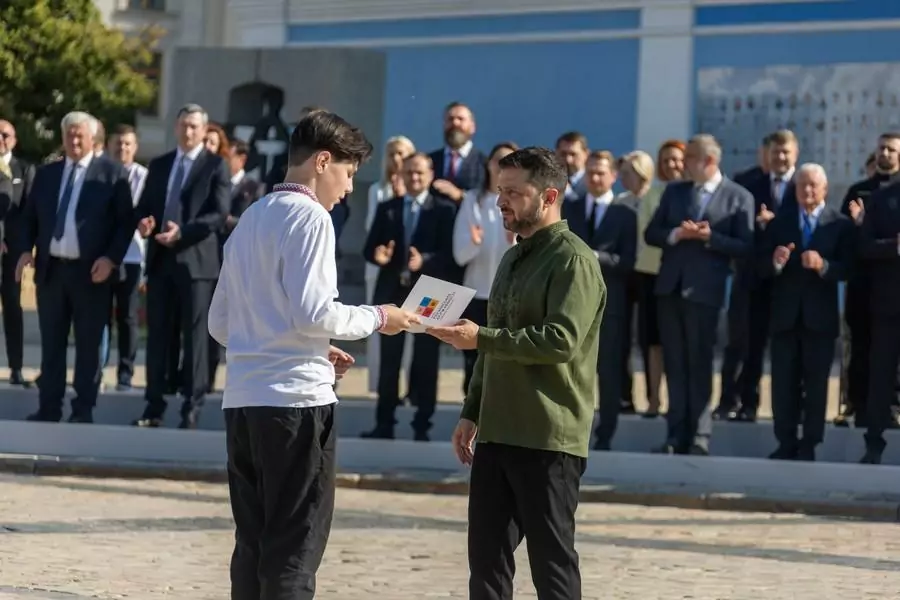 син загиблого хартійця отримав паспорт від Президента